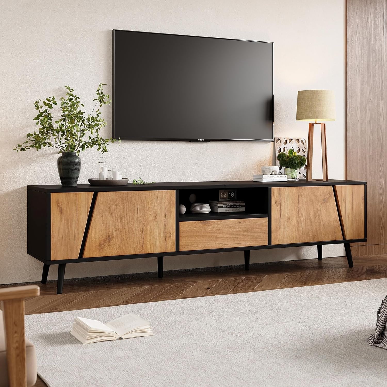 Meuble TV minimaliste avec tiroirs, niches ouvertes et pieds en bois massif pour ecran jusqu'a 75 pouces