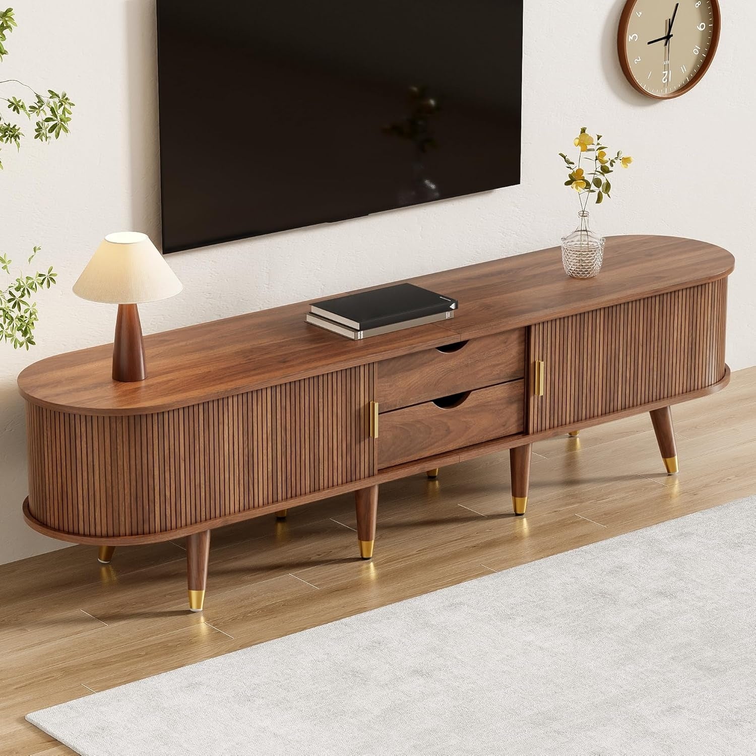 Support TV contemporain avec portes coulissantes, tiroirs pratiques et finition noyer naturel