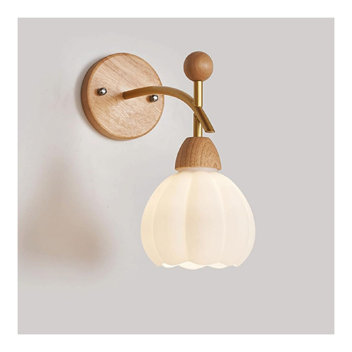 Applique murale Blanc et Dore a presence elegante et lumiere agreable E27