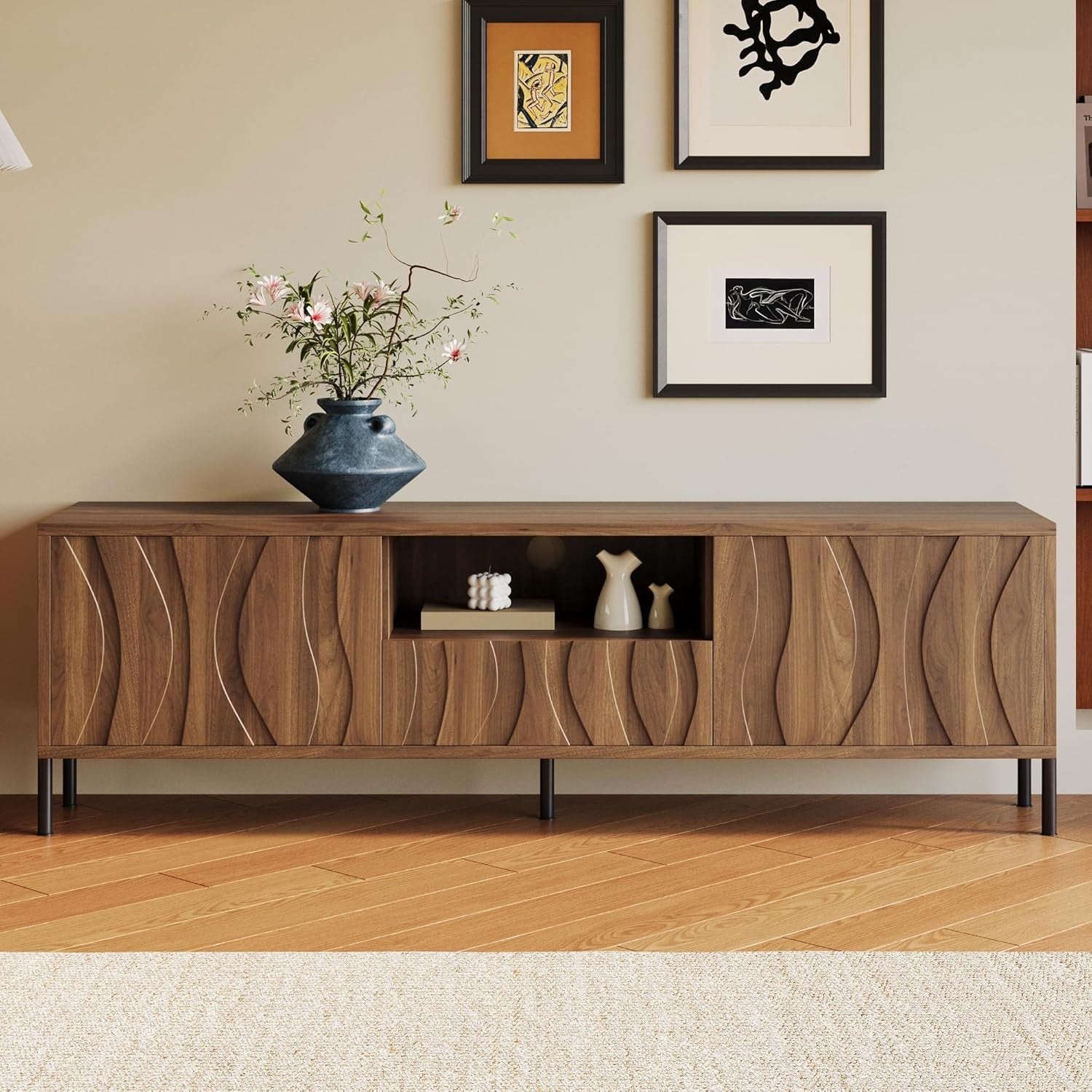 Support TV minimaliste 160 cm avec trois portes ondulees et pieds metalliques