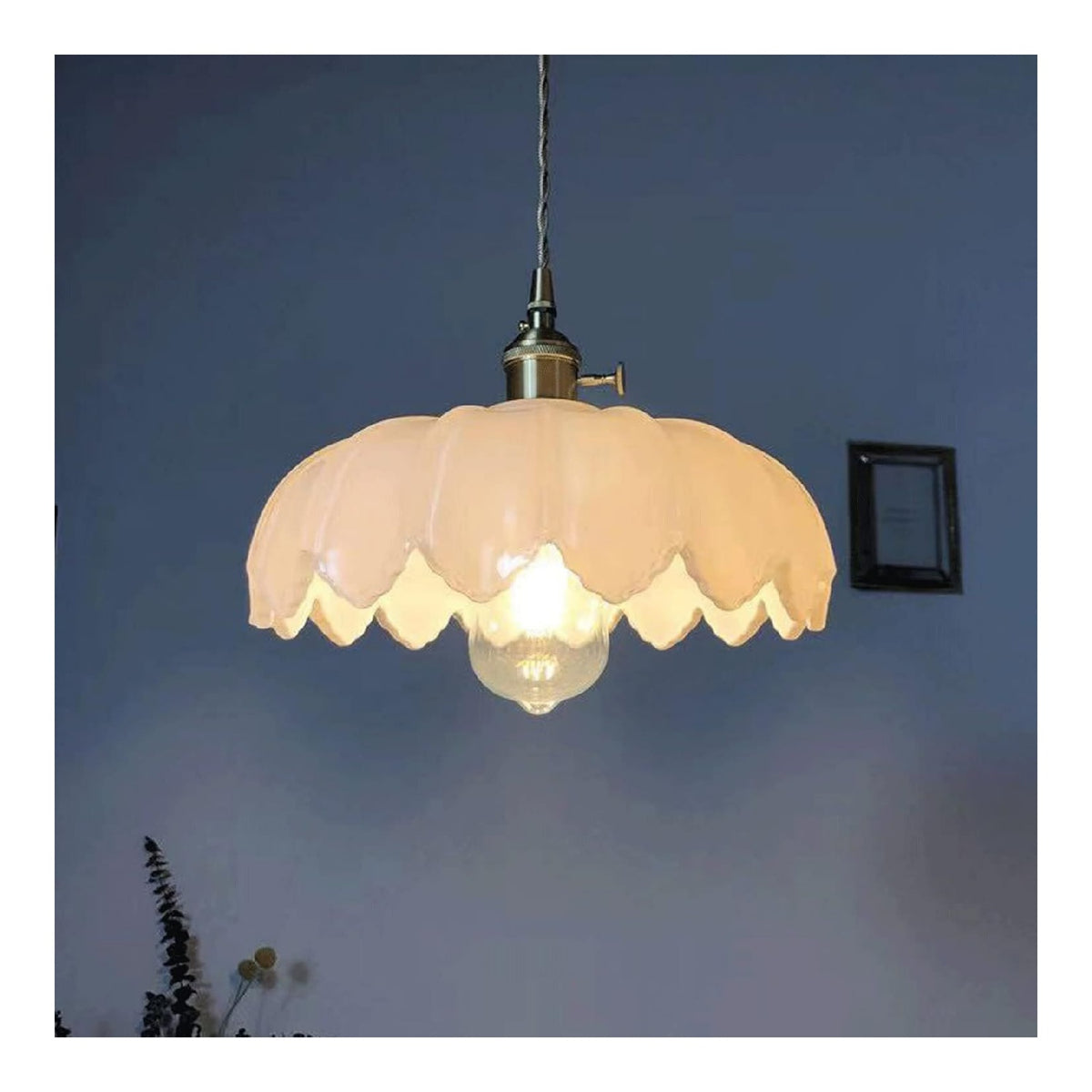 Solution lumineuse Blanc et Ambre au dessin sobre en format suspension 60 W E27