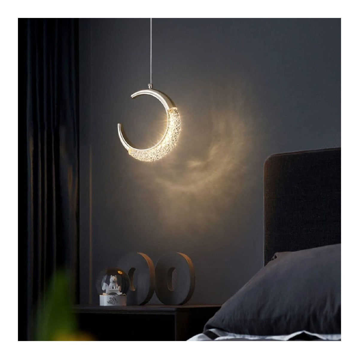 Luminaire Dore a silhouette graphique de type suspension