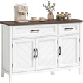 Buffet rustique blanc avec trois portes a motif chevron, deux tiroirs et etageres reglables
